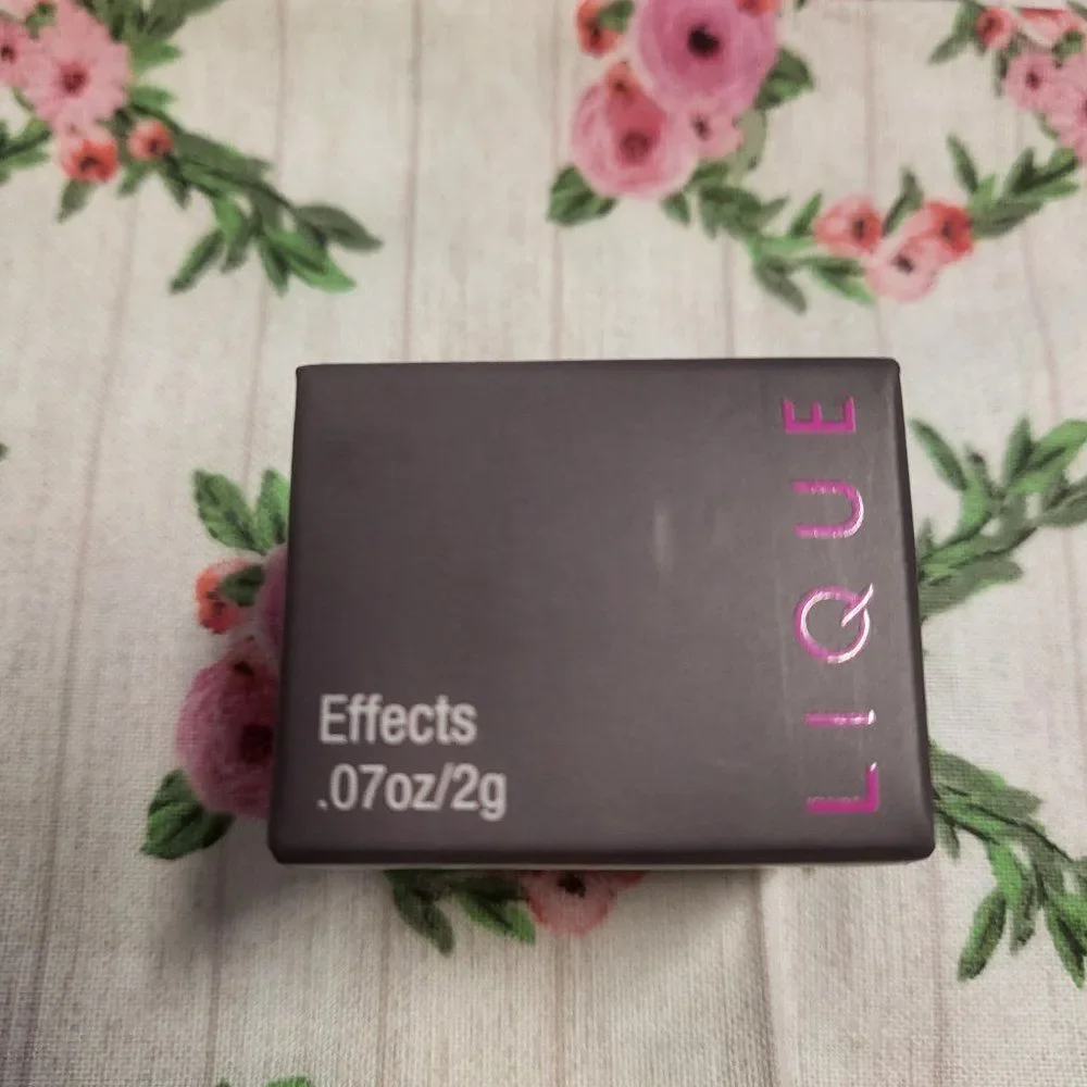 Lique Cheek and Eye lid Powder Charmed